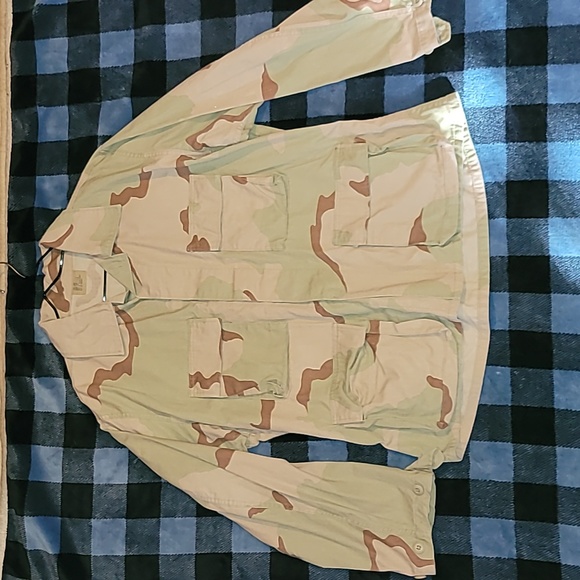 Desert Camo button-up shirt-jacket. Field coat.  4 pockets.  Military issue.  L. - Picture 1 of 11